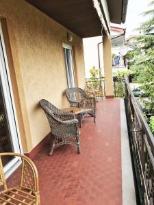d'une terrasse avec des chaises et une table sur un balcon. dans l'établissement Apartment Laguna 18, à Jagodje