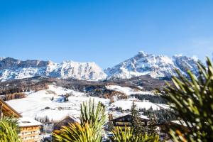 a mountain view of a resort with snow covered mountains at Tlisüra b&b in La Villa