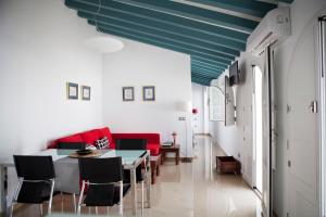 セビリアにあるCasa Palacio, La Giraldaの青い天井のリビングルーム(テーブル、椅子付)