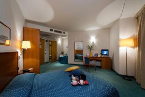 A television and/or entertainment centre at Classic Hotel Tulipano
