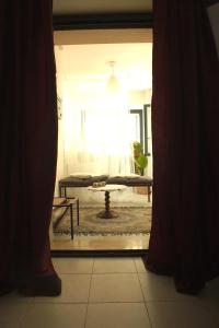 シナルンガにあるOperaDueのテーブル付きの部屋の窓から景色を望めます。