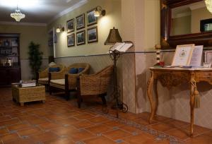 een kamer met stoelen, een tafel en een telefoon bij Hostal Jayma in Salobreña
