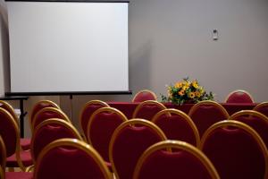 a conference room with chairs and a projection screen at Colina Verde Resort in Moncarapacho +37 photos