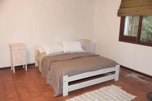 1 dormitorio con cama y ventana en Las 4 Auroras en Gualeguay