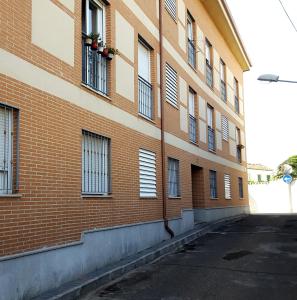 Un edificio de ladrillo con ventanas a los lados. en El Rincón de Antonio, en Casarrubios del Monte
