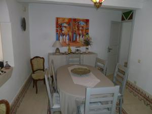 ein Esszimmer mit einem Tisch und Stühlen in der Unterkunft Dar Chebba in Oualidia
