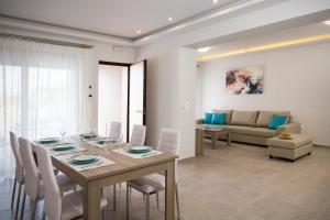 - une salle à manger et un salon avec une table et des chaises dans l'établissement Enali Villas, à Kíssamos