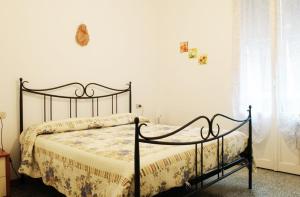 モネーリアにあるcasa ritaのベッドルーム1室(錬鉄製のフレーム付きベッド1台付)