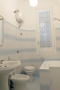 モネーリアにあるcasa ritaの白いバスルーム(トイレ、シンク付)