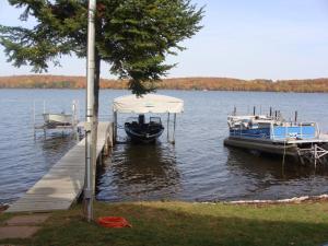 un bateau est amarré à un quai sur un lac dans l'établissement Walleye Inn Home, à Phelps