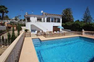 モライラにあるJuliasol - holiday home with private swimming pool in Morairaの家の前にスイミングプールがある家