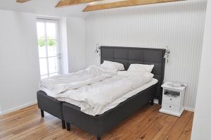 Giường trong phòng chung tại Enø Bageri's Hotelværelser
