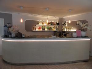 Lounge nebo bar v ubytování Hotel Monaco - parcheggio incluso e piscina - min 2 gg
