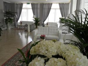 Posezení v ubytování Hotel Monaco - parcheggio incluso e piscina - min 2 gg