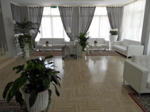 Posezení v ubytování Hotel Monaco - parcheggio incluso e piscina - min 2 gg