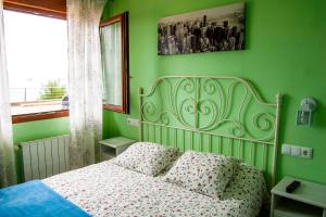 um quarto verde com uma cama e uma janela em Playa De Arnadal Isla em Isla