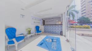 une salle d'attente avec des chaises bleues et un tapis bleu dans l'établissement Azuán Suites Hotel By GEH Suites, à Carthagène des Indes