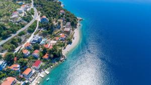 una vista aérea de la playa y del océano en Apartments Sara & Nina, en Omiš