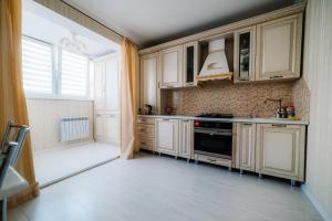 チェボクサルにあるApartment on Ivana Franko 7のキッチン(白いキャビネット、コンロ付)
