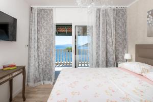 Rúm í herbergi á Superb Beachfront Luxury Seaview with Private Beach