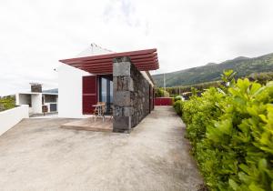 una pequeña casa blanca con techo rojo en Casa Da Poca Branca, en Prainha de Baixo