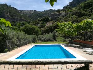 a swimming pool with a view of a mountain at Cabaña de Madera la Encina in Burunchel