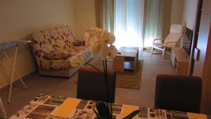 a living room with a couch and a table at Apartamentos Pátio da Aldeia in Armação de Pêra