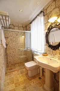A bathroom at Kupina Alaçatı