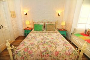 A bed or beds in a room at Kupina Alaçatı