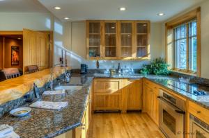 Kitchen o kitchenette sa The Lodge at Trout Creek Bed and Breakfast