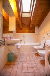 baño con 2 aseos y lavamanos en Villa Gioiosa, en Piantedo