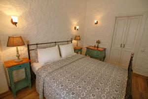 A bed or beds in a room at Kupina Alaçatı