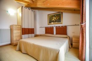 1 dormitorio con 1 cama en una habitación en Villa Gioiosa, en Piantedo
