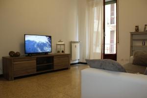 - un salon avec une télévision à écran plat dans un centre de divertissement en bois dans l'établissement Down Town Cesar, à La Spezia