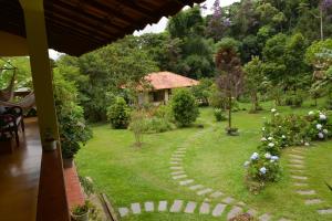 Um jardim em Pousada Ribeirao da Floresta