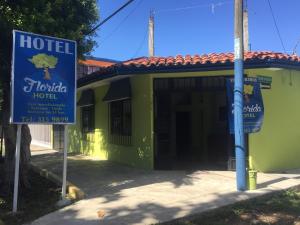 a hotel sign in front of a green building at Hotel Florida in Villahermosa