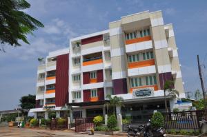 a building with orange and white at Hotel Green Palace in Thanjāvūr
