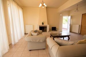 sala de estar con 2 sofás y chimenea en Beachway home en Kato Daratso