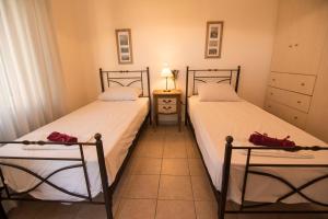 dos camas sentadas una al lado de la otra en un dormitorio en Beachway home en Kato Daratso