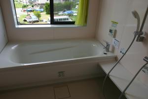 una bañera en un baño con ventana en Villa May Queen, en Fujikawaguchiko 55 fotos más