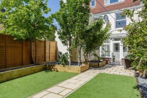 Κήπος έξω από το Stopover at ORCHARD GARDEN APARTMENT with great outdoor space