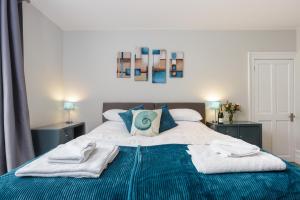 ポーツマスにあるStopover at ORCHARD GARDEN APARTMENT with great outdoor spaceのベッドルーム1室(タオル付)