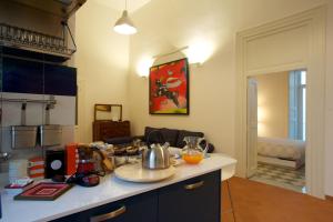 una cucina con bancone e bollitore per il tè. di Haripergo Apartments a Salerno