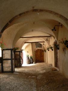 an alley way with a door in a building at Residence Il Palazzo in Santo Stefano di Sessanio