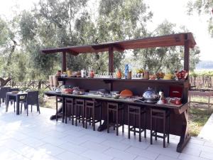 kuchnia na świeżym powietrzu ze stołem i krzesłami w obiekcie Agriturismo Posta Pastorella w mieście Vieste