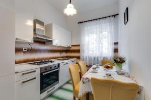 Kuchyňa alebo kuchynka v ubytovaní Apartmani Prkačin