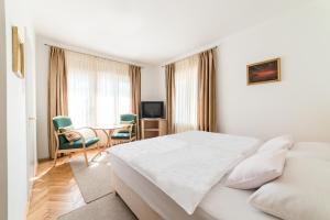 ein Hotelzimmer mit einem Bett, einem Tisch und Stühlen in der Unterkunft Forestine Guesthouse in Hévíz