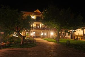 uma casa à noite com uma passarela à frente dela em Villa Bulgara Eco em Madara