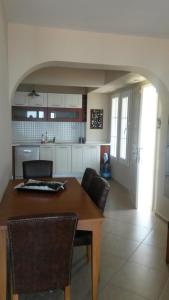 een keuken en eetkamer met een tafel en stoelen bij Villa Beach in Kuşadası