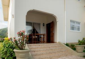 Rõdu või terrass majutusasutuses Seashell Beach Villa